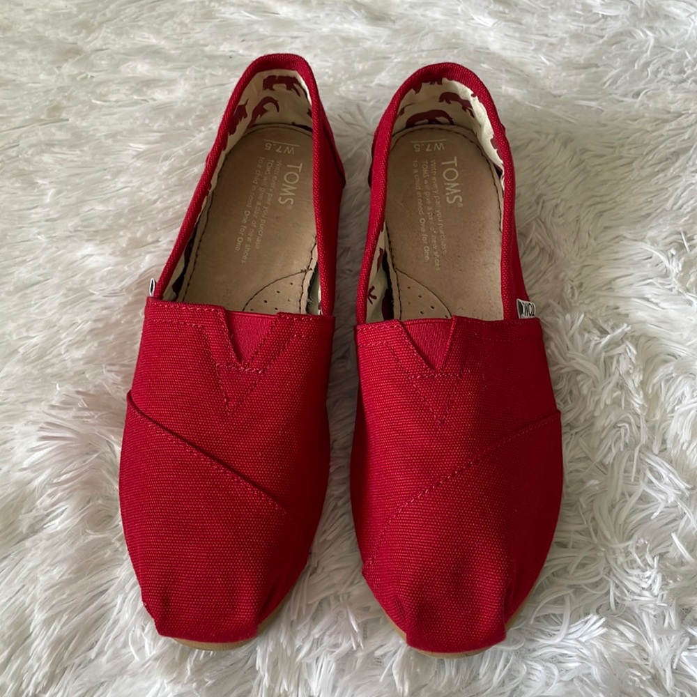 TOMS Women's Red Canvas Classic Flat Size 7